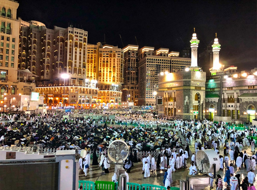 Ratusan ribu, malah jutaan umat Islam memenuhi kawasan Masjidil Haram setiap hari pada bulan Ramadan. - Gambar/ FB Ir Zainuddin Omar