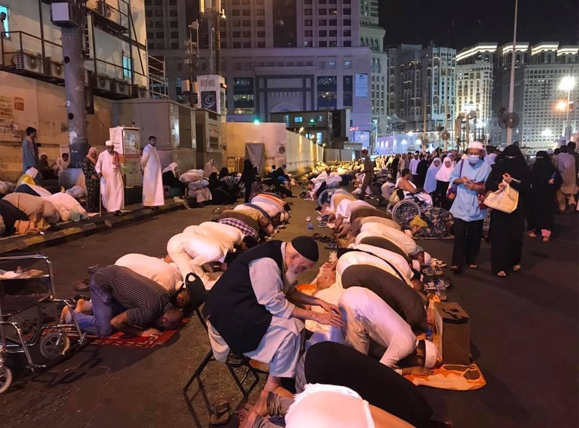 Jemaah yang tidak dapat masuk ke kawasan Masjidil Haram menunaikan solat di atas jalan di sekitar masjid itu. - Gambar/ FB Ir Zainuddin Omar
