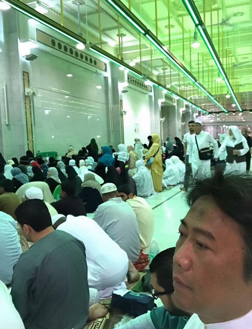 Zainuddin (kanan) sentiasa merindui suasana berpuasa dan menjalani ibadat lain di Makkah. - Gambar/ FB Ir Zainuddin Omar