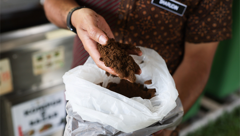 Sisa makanan yang sudah diproses menjadi baja kompos.