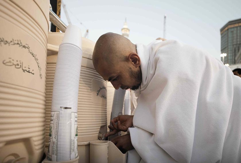 Air zam zam disediakan percuma di Masjidil Haram.