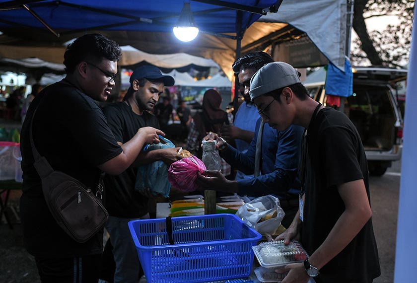 Sebahagian sukarelawan mengasingkan makanan dan minuman yang disumbangkan oleh para peniaga pada program MySaveFood@Ramadan 2024 di Bazar Ramadan Taman Ria malam tadi. - Foto Bernama