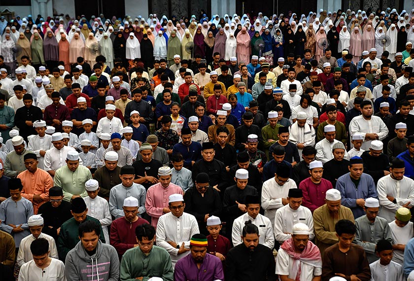 Dianggarkan lebih 10,000 jemaah memenuhi ruang solat utama Masjid Wilayah Persekutuan. - Foto Bernama