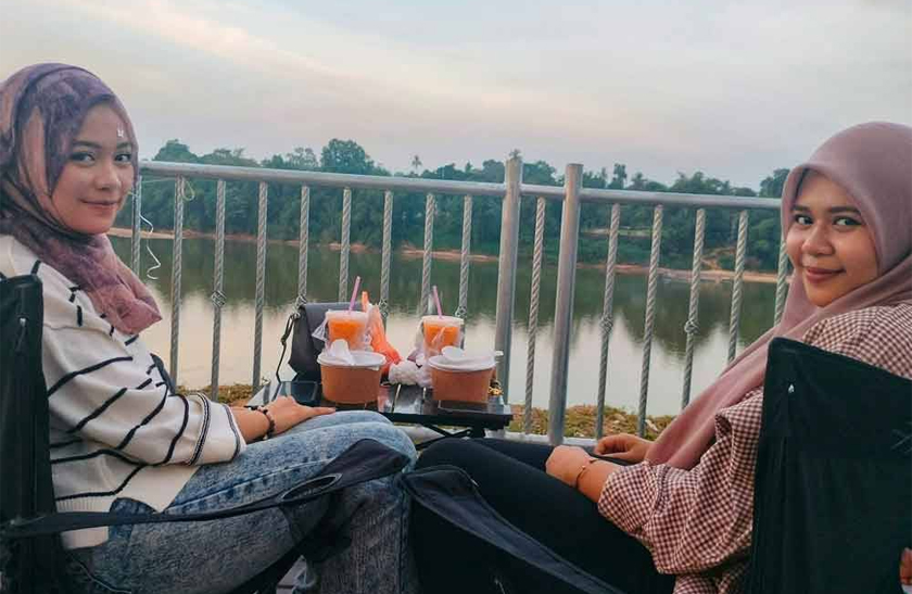 Farisya (kiri) bersama Nor Ain. - Foto Sinar Harian