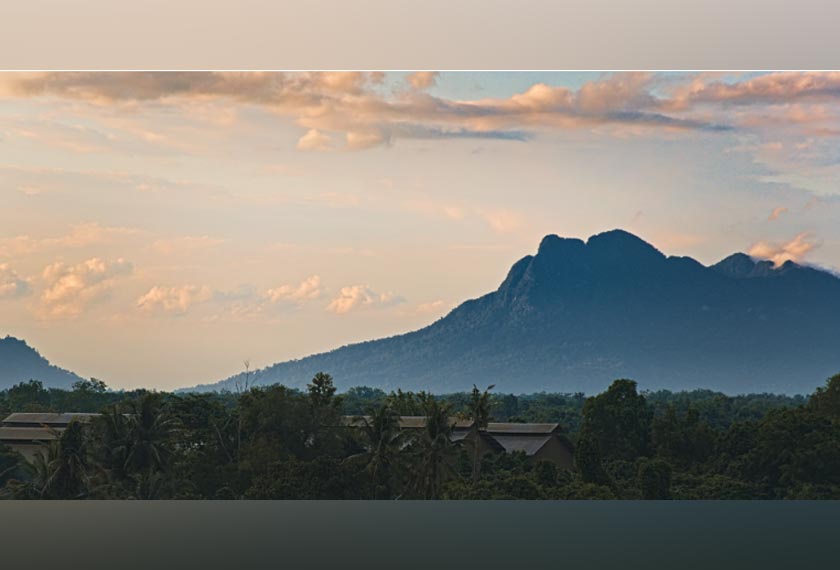 Gunung Santubong, hanya 30 minit pemanduan dari bandar raya Kuching. - Foto DagangNews