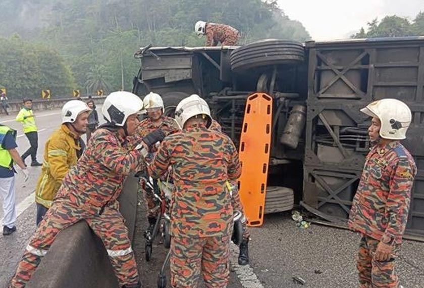 Anggota bomba ketika mengeluarkan mangsa yang tersepit di dalam bas. - Astro AWANI