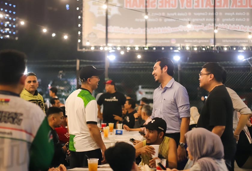 Tengku Zafrul (kiri) turut terserempak dengan Ahli Parlimen Machang, Wan Ahmad Fayhsal.