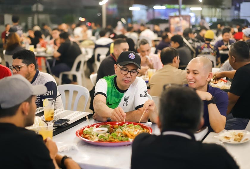 Tengku Zafrul ralit menikmati colek dalam dulang di Warung Che Senah, Kampung Baru, Kuala Lumpur.