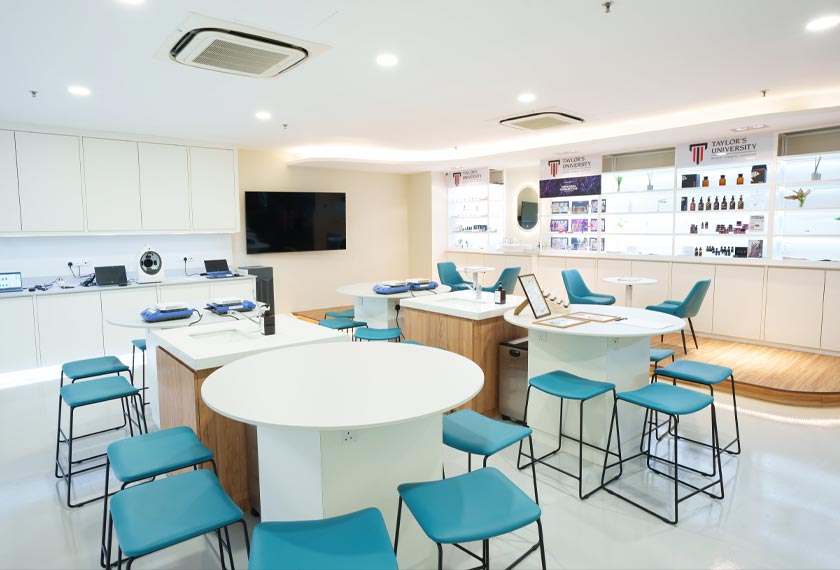 Makmal Makmal Kosmetik dan Minyak Wangi yang serba baharu di kampus Lakeside Taylor's University.