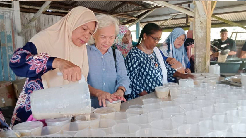 Penduduk bergotong-royong memasak dan mengedarkan bubur lambuk ayam belanda.
