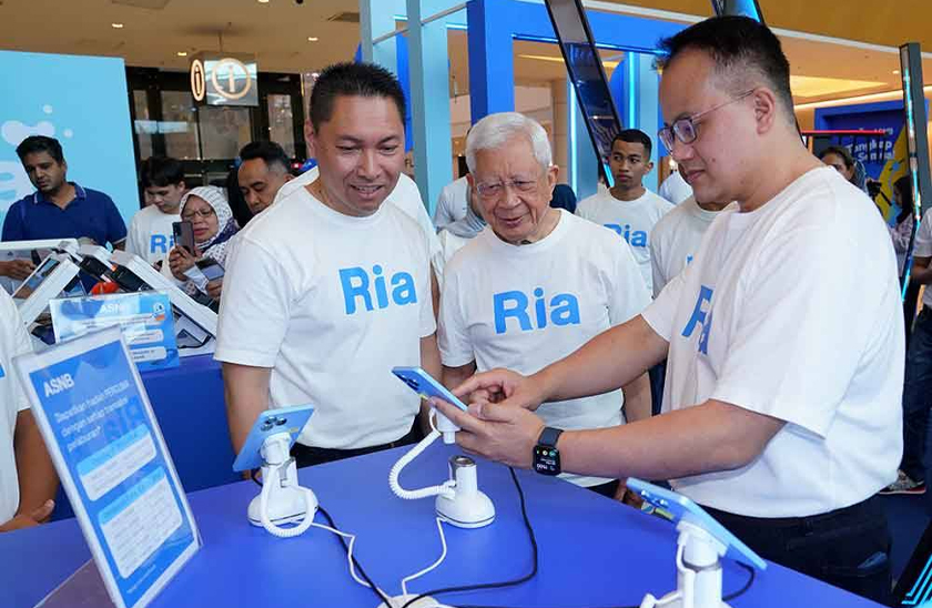 Muzzaffar (kiri) dan Raja Arshad (tengah) mendengar penerangan daripada Ketua Pegawai Pelaburan PNB, Rick Ramli pada Majlis Pelancaran Penasihat Pelaburan Robo (Ria) di IOI City Mall Putrajaya pada Sabtu. - Foto Sinar Harian-MOHD HALIM ABDUL WAHID