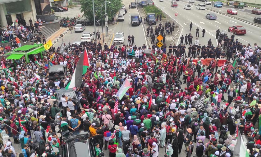 Ribuan membanjiri kawasan berhampiran bangunan Kedutaan Amerika Syarikat di ibu negara bagi menyertai Himpunan 100K Bela Palestin pada petang Sabtu. - Foto Astro AWANI