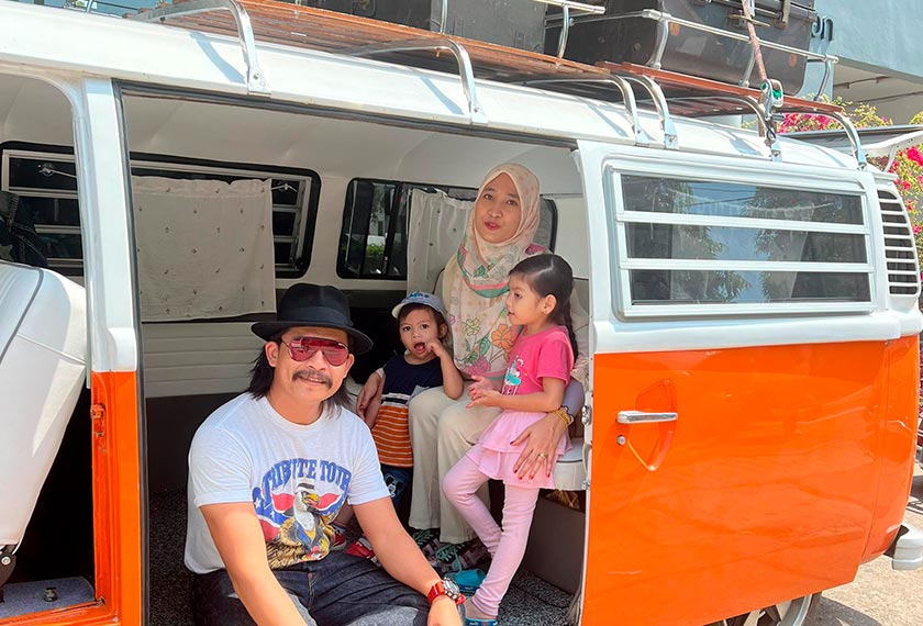 Pokjacks sanggup menjual van klasik Volkswagen kombi miliknya dengan harga RM200,000 bagi membina sebuah rumah di Kampung Padang Pak Amat, Pasir Puteh. - Foto Bernama