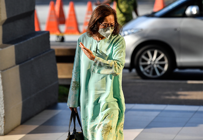 Na'imah hadir ke Mahkamah Sesyen Kuala Lumpur pada Khamis, dengan memakai baju kurung berwarna hijau, namun mahkamah membenarkan kehadiran Daim dikecualikan. - Foto Bernama