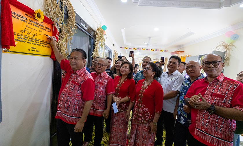  Alexander menghadiri majlis Mangkung Tiang Rumah Panjang Tatai Emas di Kapit, pada Isnin. - Foto/ UKK KKR
