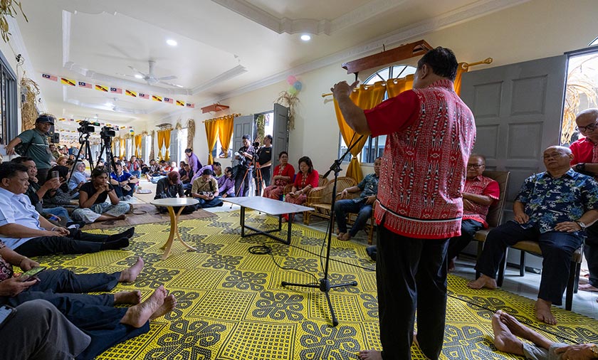  Alexander menghadiri majlis Mangkung Tiang Rumah Panjang Tatai Emas di Kapit, pada Isnin. - Foto/ UKK KKR