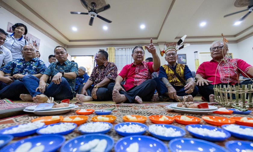  Alexander menghadiri majlis Mangkung Tiang Rumah Panjang Tatai Emas di Kapit, pada Isnin. - Foto/ UKK KKR