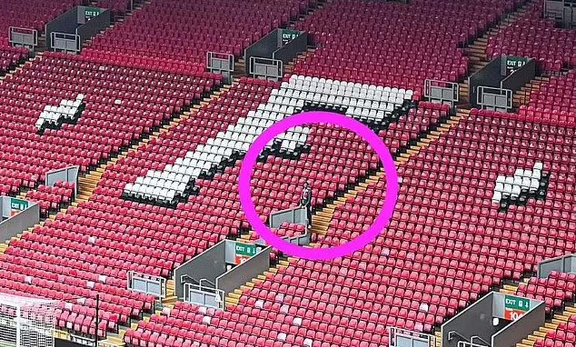 Jurgen Klopp dilihat melayan perasaannya di Anfield menjelang aksi terakhirnya sebagai pengurus Liverpool. - Stadium Astro