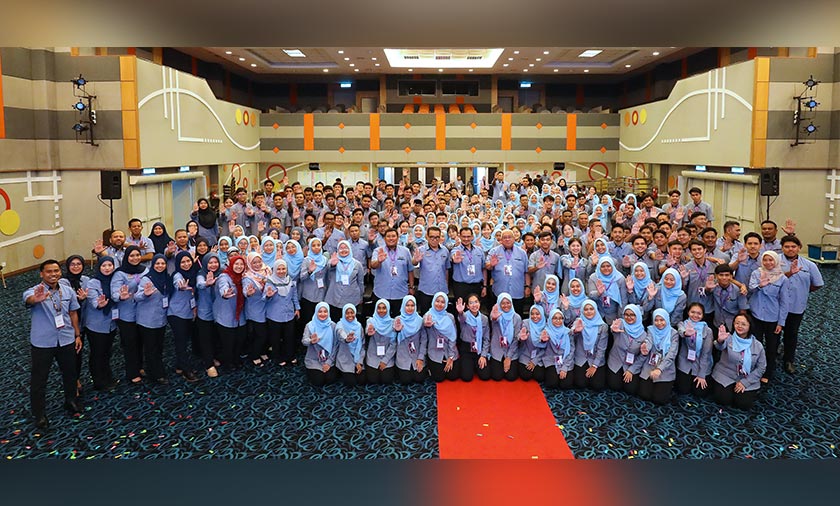 Detik indah yang mengukir sejarah bersama pengurusan tertinggi, pengarah-pengarah, pegawai, jurulatih dan peserta MFLS TIER 3 2024 sewaktu majlis perasmian. - Gambar AKM