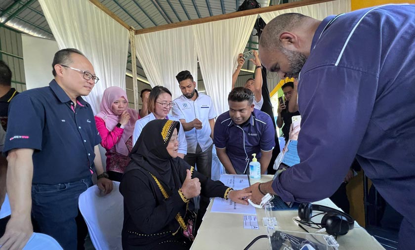 Melalui inisiatif Sihat Xpress, penduduk kampung boleh menggunakan kiosk telekesihatan untuk memeriksa tahap oksigen, tekanan darah, dan suhu badan mereka.