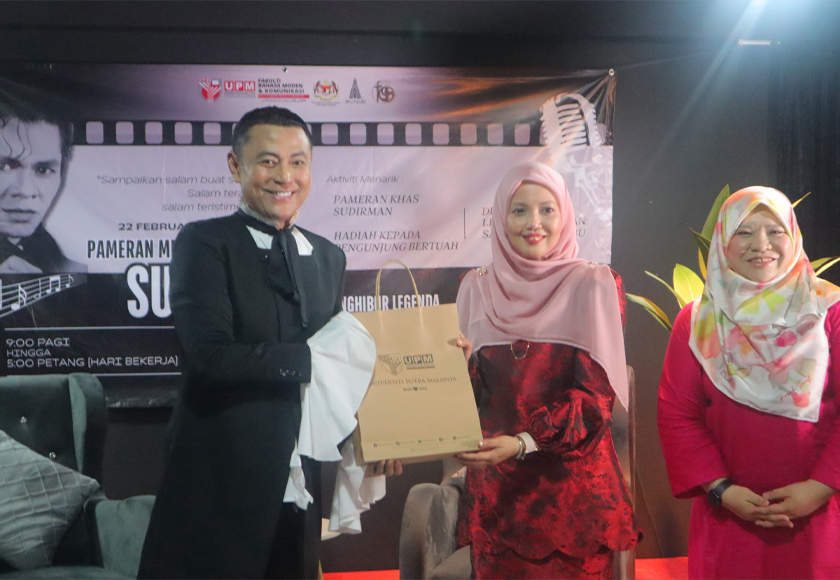 Aznil menerima cenderamata daripada Hazlina Abdul Halim.