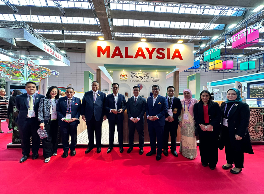 Para tetamu kehormat di hadapan pavilion Malaysia A220 di IMEX Frankfurt.