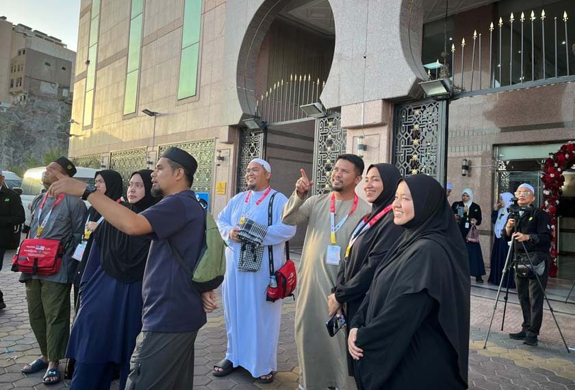 Kehadiran mereka ke tanah suci juga disertai ipar duai, iaitu pasangan kepada tiga beradik itu, iaitu suami Nurul Adila, Azizan Azahari; isteri Mohamad Farid Firdaus, Isyarah Ibrahim; dan suami Nurul Fitriyah, Mohd Ridhuan Mohamad Sani. 