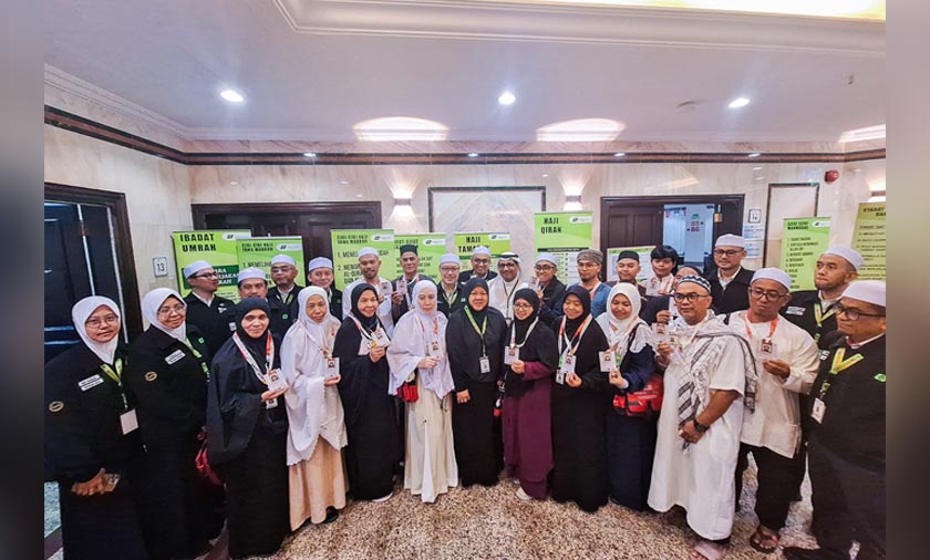 Jemaah haji Malaysia menunjukkan kad haji Nusuk yang diterima. - Gambar/ TH