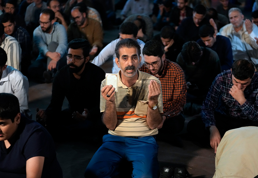 Orang ramai dilihat mengaminkan doa untuk keselamatan Raisi di Dataran Vali-e-Asr di Tehran, Iran pada Ahad. - Foto AP