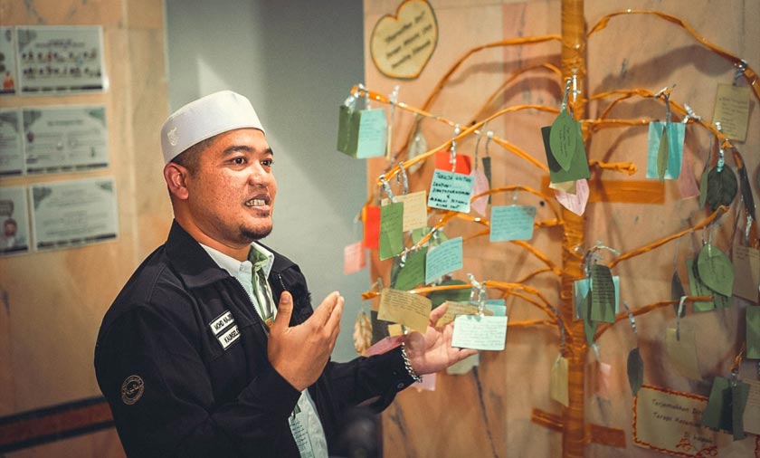 Kaunselor Unit Kaunseling TH, Mohd Najib Harun menunjukkan 'ranting pokok' yang digelar Ranting Hati. - Foto ihsan TH