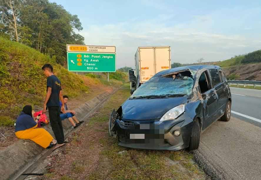 Keadaan Perodua Alza yang terlibat dalam nahas empat kenderaan di Kilometer 140.9 LPT1 arah barat, Maran hari ini. - Foto Sinar Harian