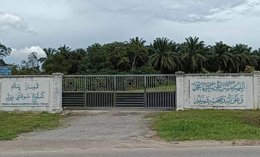 Upacara pengebumian jenazah suspek dikawal ketat anggota polis dan semua pihak termasuk media tidak dibenarkan masuk ke kawasan perkuburan. - Foto Sinar Harian