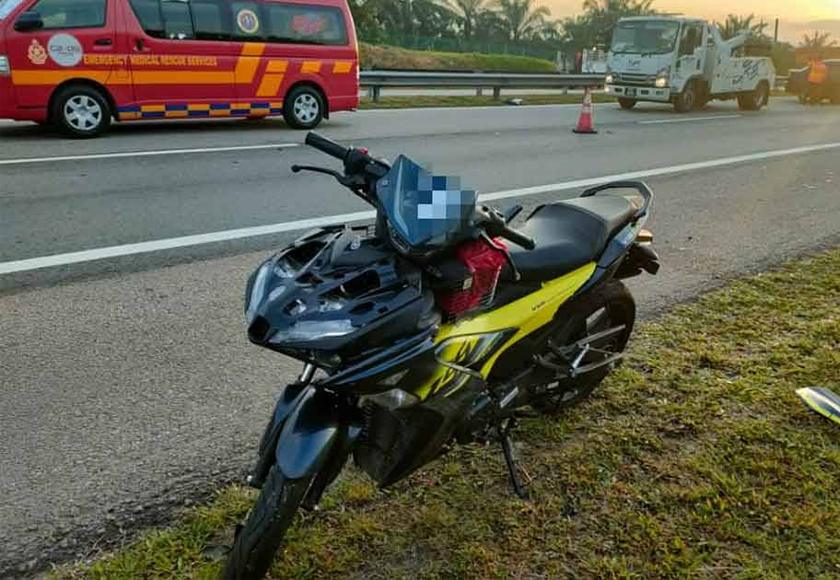 Keadaan motosikal yang ditunggang salah seorang mangsa yang terlibat dalam nahas empat kenderaan di Kilometer 140.9 LPT1 arah barat, Maran, hari ini. - Foto Sinar Harian