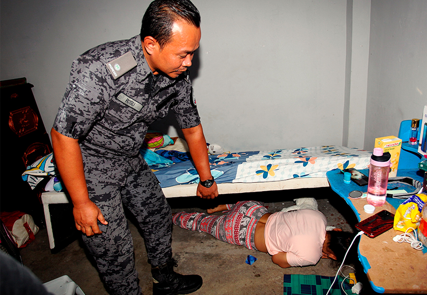 Seorang wanita warga Indonesia bersembunyi di bawah katil selepas terkejut melihat kehadiran anggota penguatkuasa dalam Op Bersepadu di Rumah Pangsa Panorama Lapangan Perdana, Ipoh, awal pagi tadi. --fotoBERNAMA