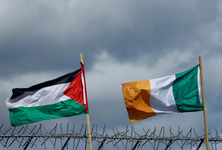 Bendera Palestin dan Ireland dikibarkan bersebelahan sebagai tanda solidariti. - Foto REUTERS