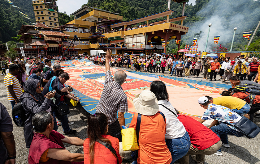 Penganut Buddha menjemur ‘ Thangka ‘ ketika melakukan upacara keagamaan pada sambutan Hari Wesak di Enlightened Heart Tibetan Buddhist Temple, Tambun hari ini. - Foto Bernama