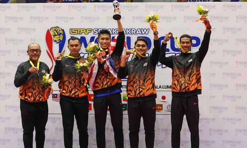 Pasukan Malaysia meraikan kemenangan selepas menjadi juara dalam acara beregu pada Kejohanan Piala Dunia Sepak Takraw 2024 di Stadium Titiwangsa pada Rabu. - Gambar Bernama