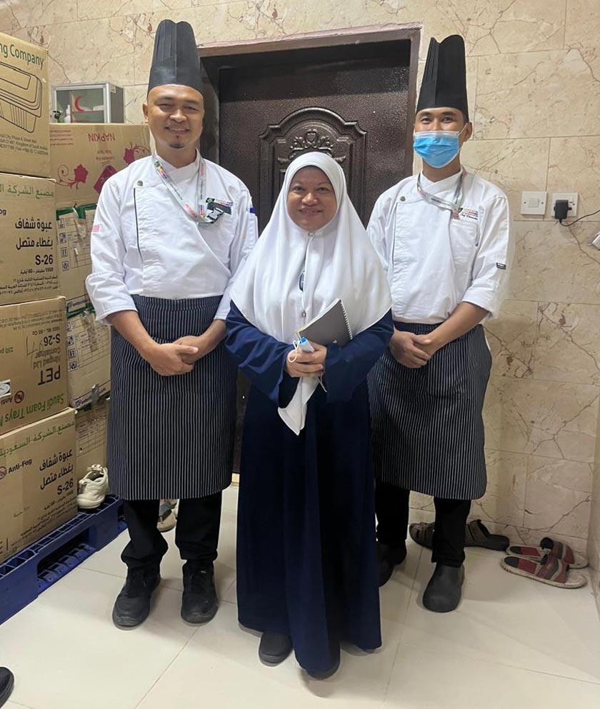 Wartawan Astro AWANI, Azlinariah Abdullah (tengah) bergambar kenangan dengan Cef Anas (kiri) dan pembantunya.