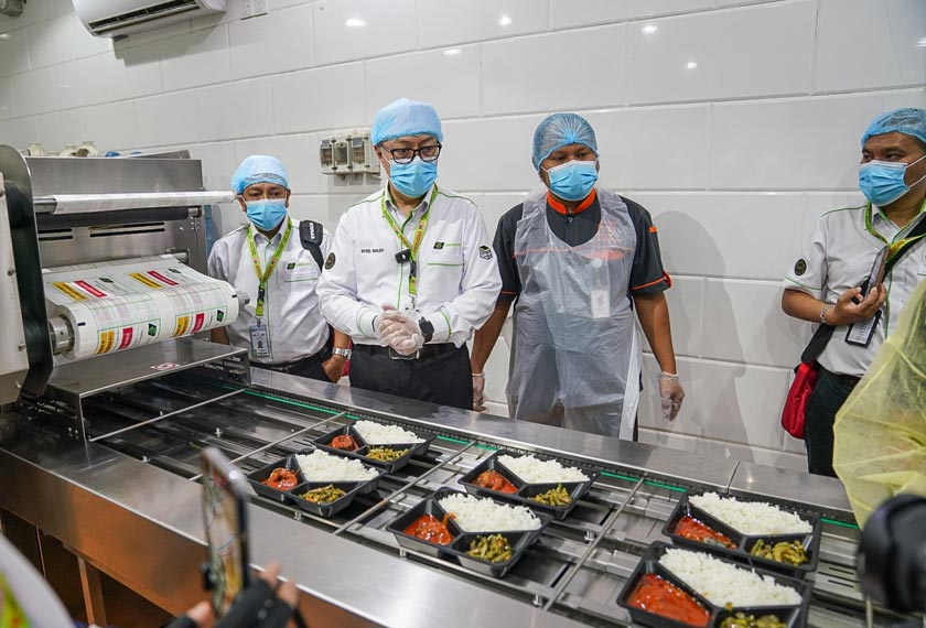 Syed Saleh mengadakan tinjauan di salah sebuah dapur yang menyediakan makanan untuk jemaah haji Malaysia di Mekah.