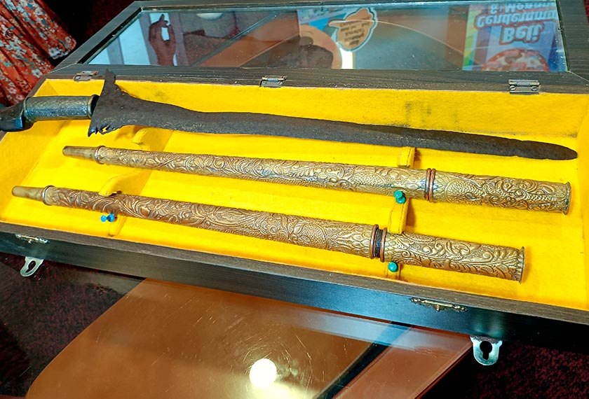Dua artifak iaitu Keris Sundang dan sepasang Keris Hukum dipercayai kepunyaan Laksamana Hang Tuah yang diwarisi turun temurun sejak kira-kira 600 tahun lepas. - Foto BERNAMA