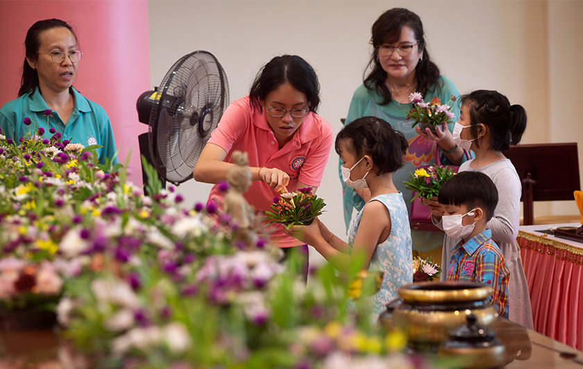 Penganut Buddha melakukan upacara keagamaan sempena sambutan Hari Wesak ketika tinjauan di rumah ibadat Labuan Buddhist Association hari ini. - Foto Bernama