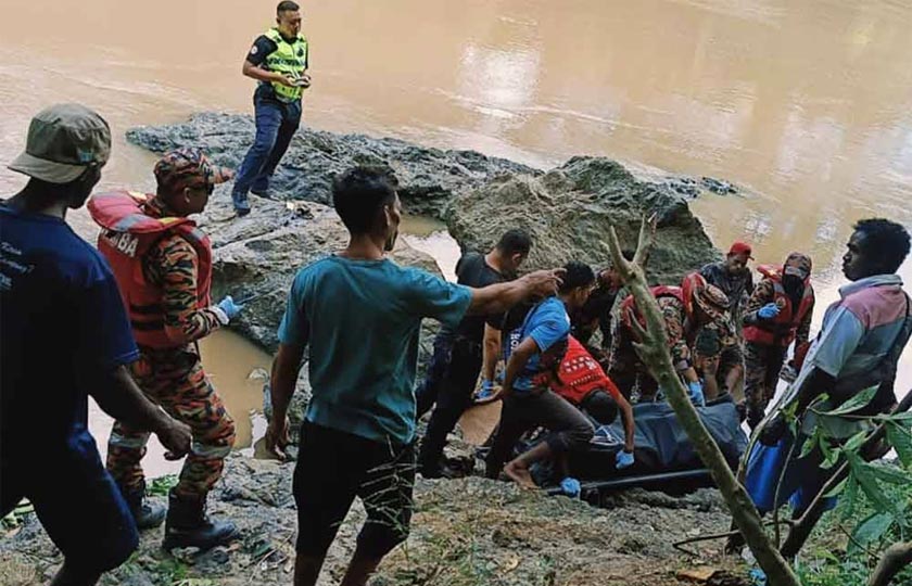 Anggota bomba dan orang ramai membantu mengangkat mayat mangsa yang lemas di Sungai Ulu Segama, Kinabatangan.