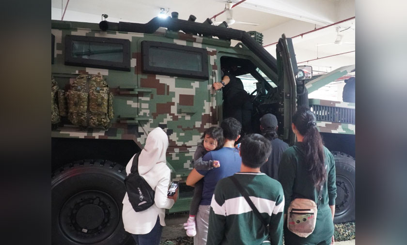 Orang ramai berpusu-pusu melihat Tarantula yang dipamerkan oleh Mildef dan sanggup beratur panjang semata-mata ingin merasai pengalaman menaiki kenderaan perisai berkenaan. - Foto DagangNews