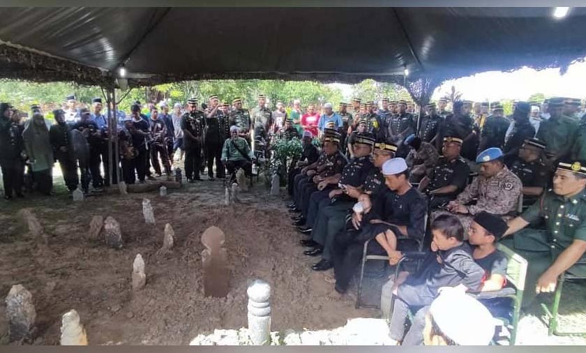Jenazah Faridah dikebumikan di Tanah Perkuburan Islam Masjid Al-Anwar Kampung Tengah, mukim Tualang. - Foto Sinar Harian