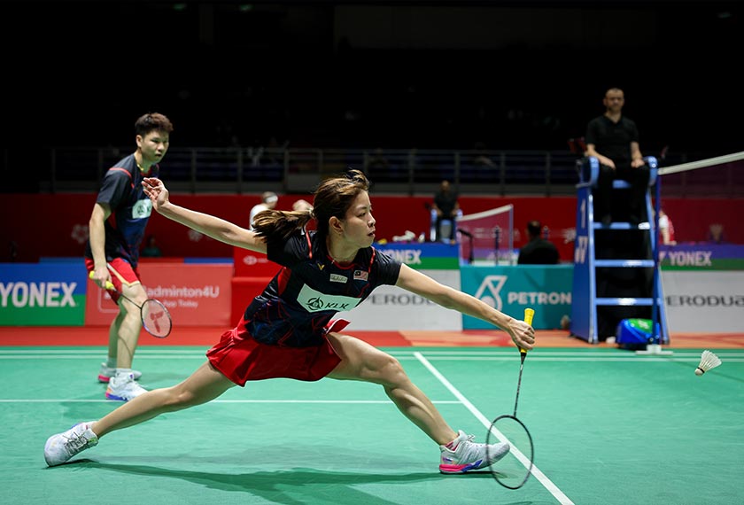 Aksi Soon Huat-Shevon ketika menentang pemain Indonesia Rehan Naufal Kusharjanto dan Lisa Ayu Kusumawati pada pusingan suku akhir Kejohanan Badminton Masters Malaysia Axiata Arena, 24 Mei 2024. -- fotoBERNAMA