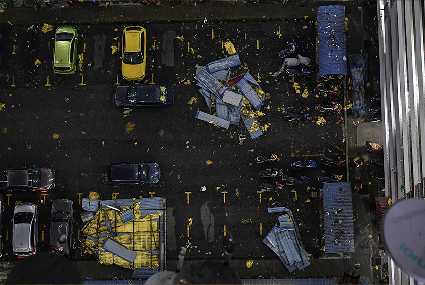 Keadaan di sekitar Blok 94, Apartment Putra Ria Bangsar susulan kejadian bumbung jatuh akibat ribut dan hujan lebat kira-kira 5.30 petang semalam. --fotoBERNAMA