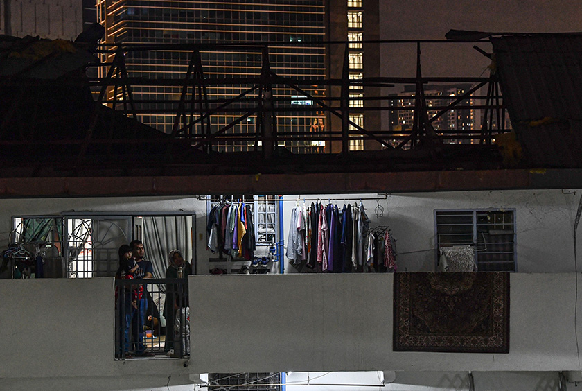 Keadaan di sekitar Blok 94, Apartment Putra Ria, Bangsar susulan kejadian bumbung jatuh akibat ribut dan hujan lebat kira-kira 5.30 petang semalam. --fotoBERNAMA