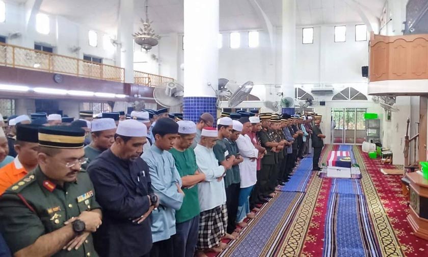 Jenazah Faridah disolatkan di Tanah Perkuburan Islam Masjid Al-Anwar Kampung Tengah, mukim Tualang, Pokok Sena, hari ini. - Foto Sinar Harian