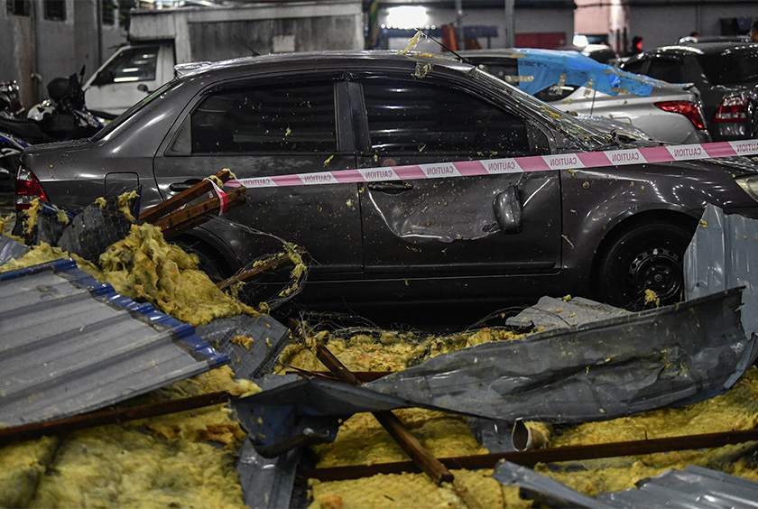 Antara kenderaan yang terjejas akibat kejadian bumbung jatuh dari Blok 94, Apartment Putra Ria Bangsar akibat ribut dan hujan lebat petang semalam. --fotoBERNAMA