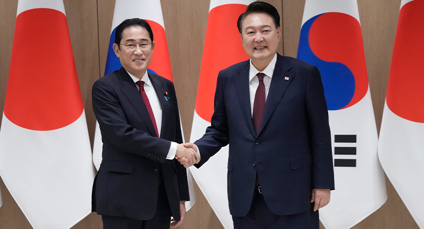 Yoon (kanan) dan Kishida berjabat tangan ketika mengadakan mesyuarat di Pejabat Presiden di Seoul, Korea Selatan, 26 Mei 2024. (Foto AP)